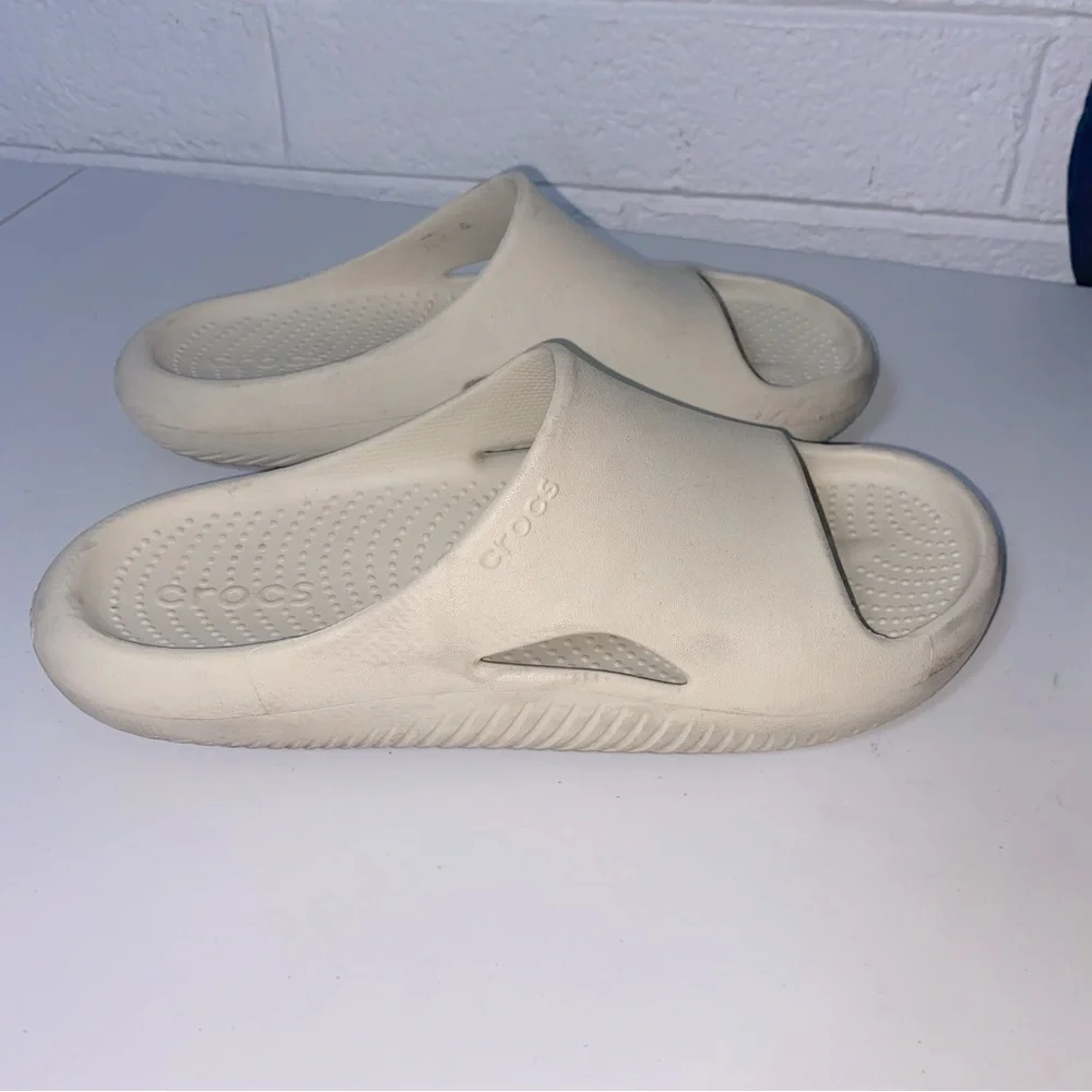Crocs Men’s Mellow Recovery Slide in Bone Color Size 9 Slides Slip On Sandal